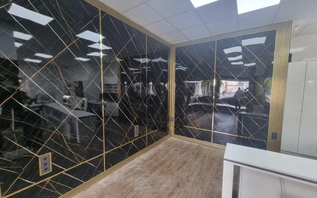 Ladenlokal in Schwarz-Gold