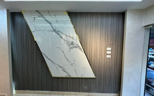 Ladenbau: diagonale Marmorfläche