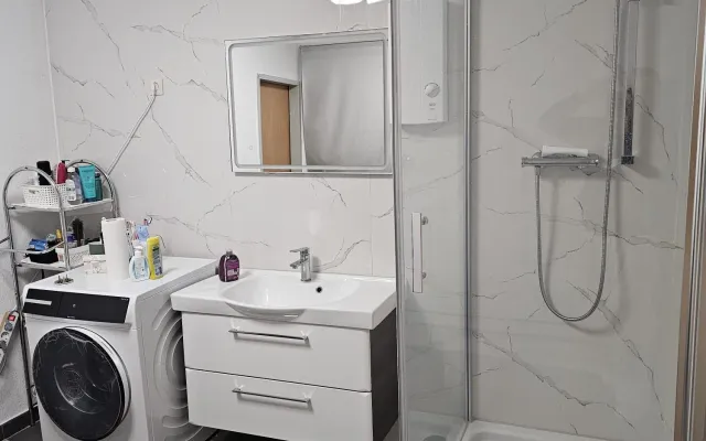 Badezimmer komplett in Marmoroptik
