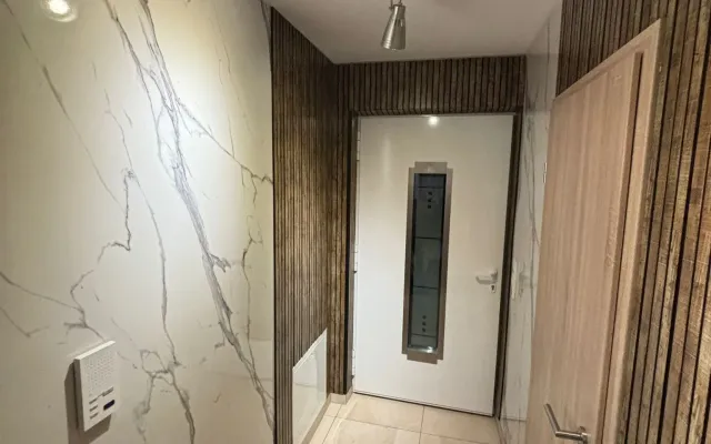Hausflur in Marmor- und Holzoptik